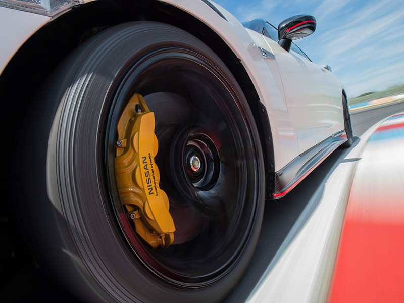 مزايا ديناميكية معززة وألياف الكربون خفيفة الوزن تجتمع في سيارة نيسان الجديدة